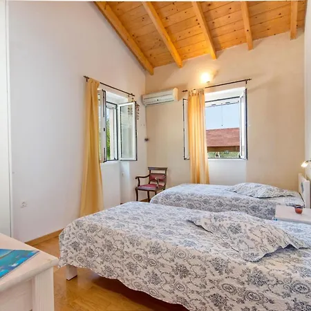 Georgina House فيلة