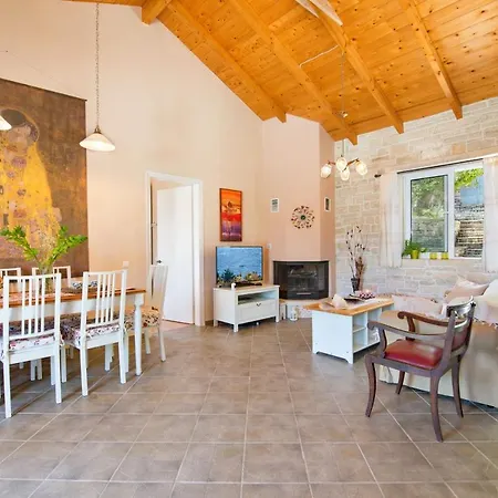 فيلة Georgina House
